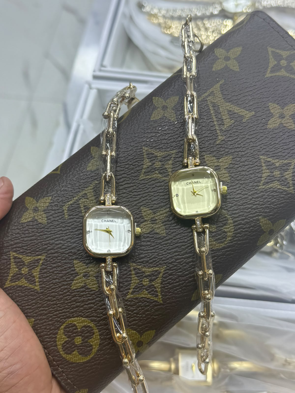 Montre Femme Chaîne Carrée