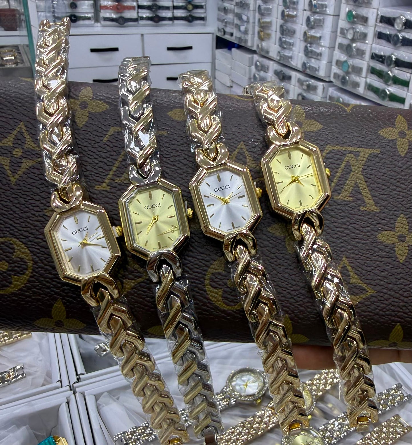 Montre Femme Octogonale Dorée
